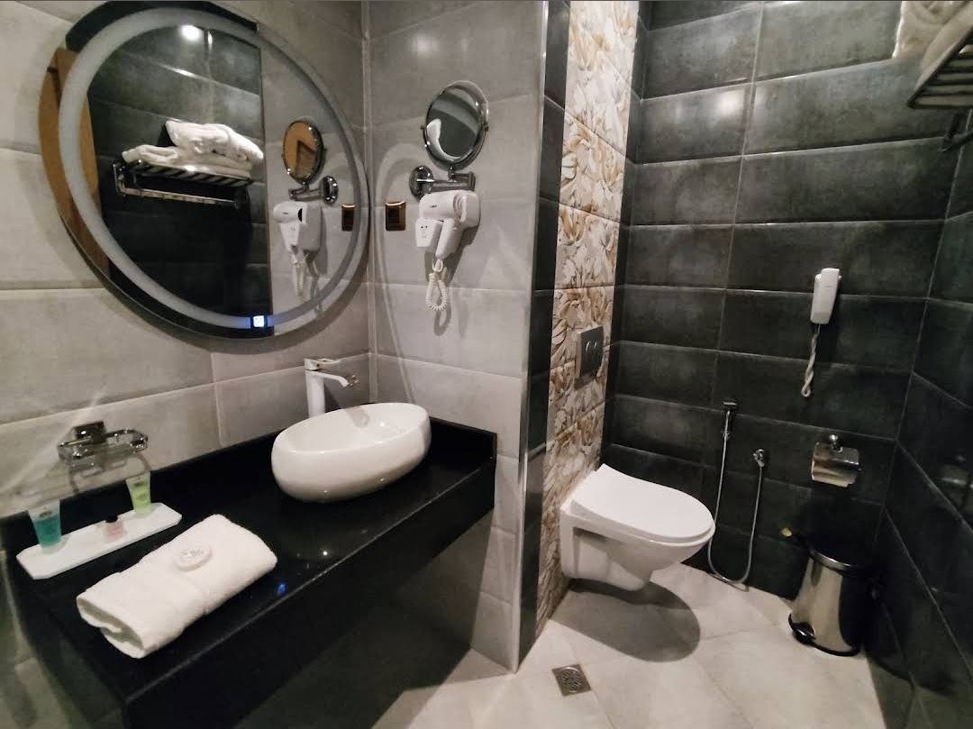 Modern marble bathroom with round mirror